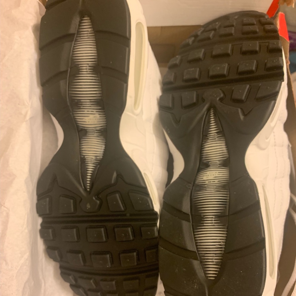 nike air max (Sold) - Picture 3 of 5